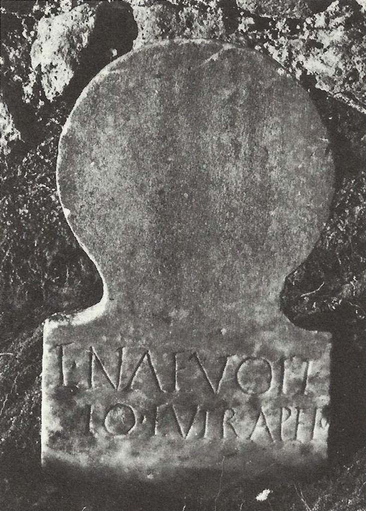 Pompeii Porta Nocera. Tomb 9ES. On the south wall was the cippus of Lucius Naevoleius Eutrapelus?
Columella with the inscription in two rows L(ucio) NAEVOLE / IO EVTRAPF, possibly Lucio Naevoleio Eutrapelo?
See D’Ambrosio, A. and De Caro, S., 1983. Un Impegno per Pompei: Fotopiano e documentazione della Necropoli di Porta Nocera. Milano: Touring Club Italiano. (9ES).
