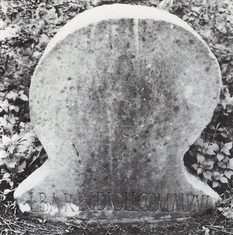 Pompeii Porta Nocera. Tomb 15ES. Marble columella of Lucius Barbidius L. L. Communis.
This has the inscription L. BARBIDIO L. L. COMMUNI
See D’Ambrosio, A. and De Caro, S., 1983. Un Impegno per Pompei: Fotopiano e documentazione della Necropoli di Porta Nocera. Milano: Touring Club Italiano. (15ES).
