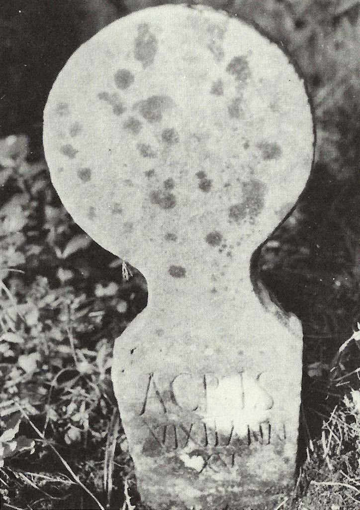 Pompeii Porta Nocera. Tomb 15ES. Marble columella of Acris which had a female hairstyle on the rear.
This has the inscription ACRIS VIXIT ANN(is) XV.
See DAmbrosio, A. and De Caro, S., 1983. Un Impegno per Pompei: Fotopiano e documentazione della Necropoli di Porta Nocera. Milano: Touring Club Italiano. (15ES).
