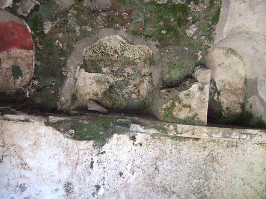 Pompeii Porta Nocera. Tomb 17ES. Niches on south wall. May 2006.