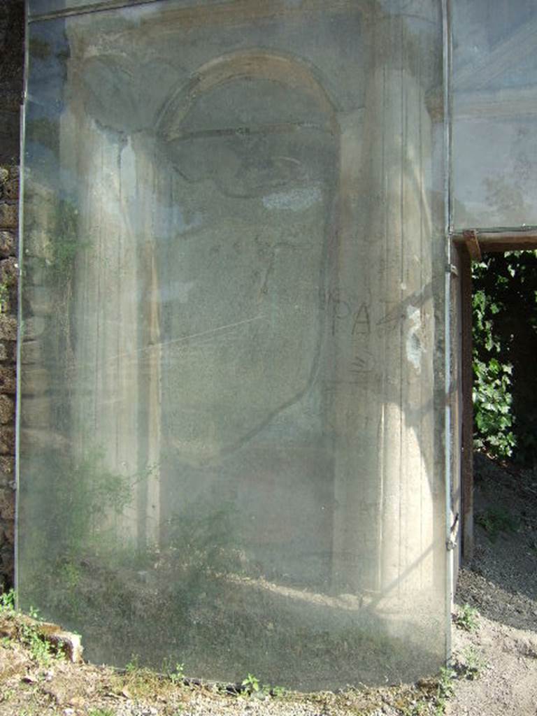 Pompeii Porta Nocera. Tomb 19ES. Columns and stucco to east of entrance. May 2006.