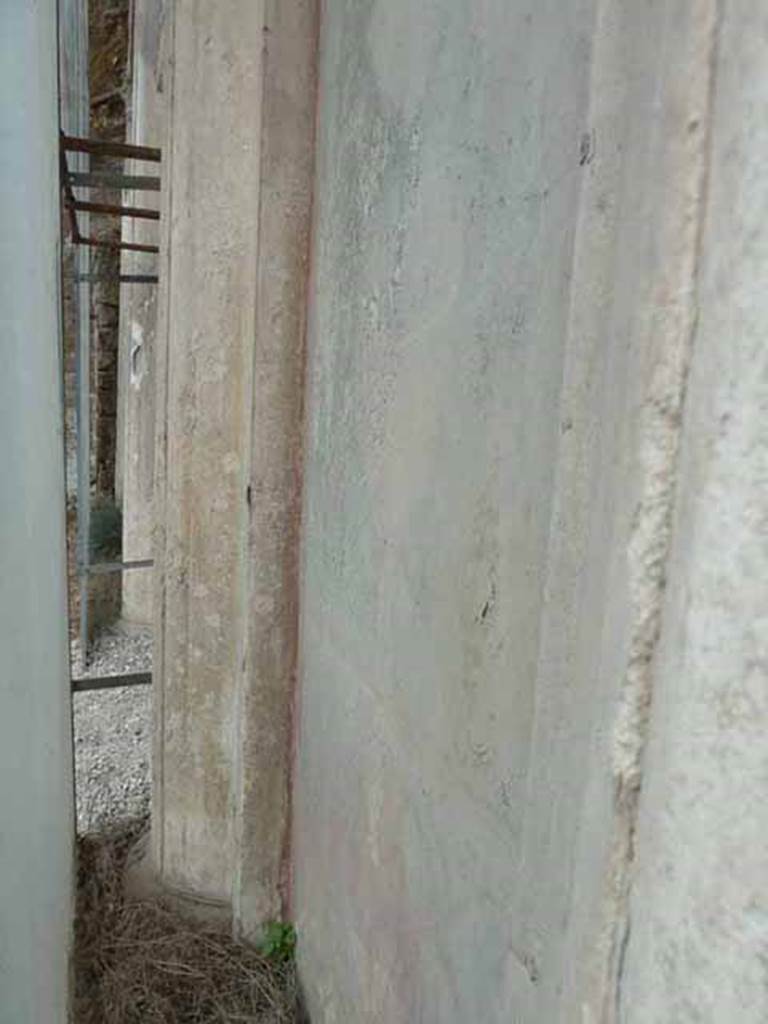 Pompeii Porta Nocera. May 2010. Tomb 19ES. West side of doorway, remains of painted plaster with marble fountain. 
