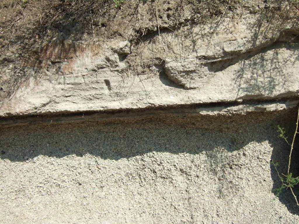 Pompeii Via delle Tombe. May 2006.
Surge and lapilli layers from 79AD eruption on east side of Tomb 19ES. 
