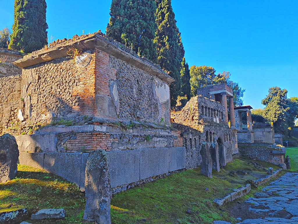 Pompeii Porta Nocera. October 2024. Looking west from tomb 1OS, along Via delle Tombe. Photo courtesy of Giuseppe Ciaramella.