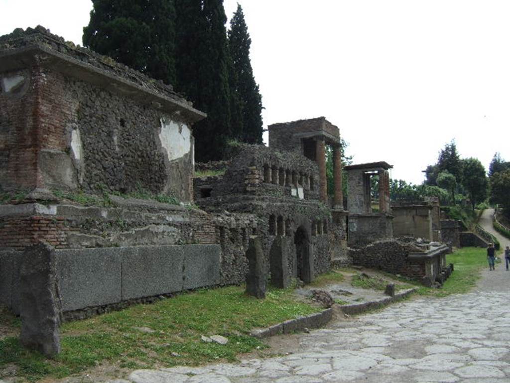 Pompeii Porta Nocera. May 2006. Looking west from tomb 1OS along south-west side of Via delle Tombe. 