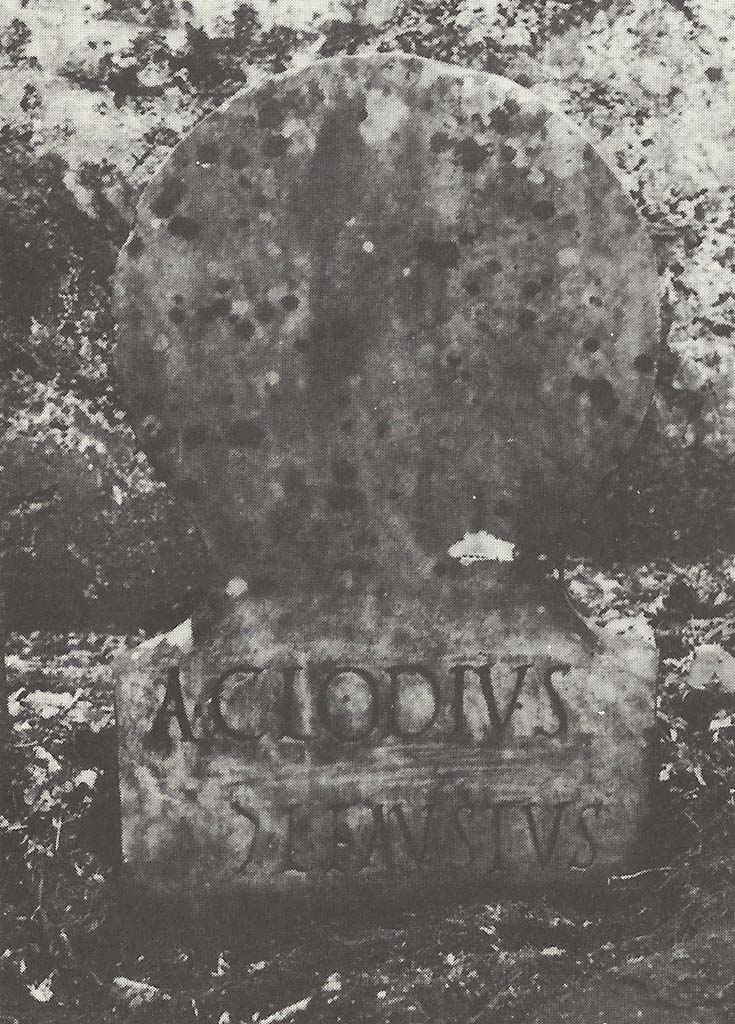 Pompeii Porta Nocera. Tomb 5OS. Columella of Aulus Clodius G L Faustus against the south wall of the enclosure.
A(ulus) CLODIVS
G(aiae) L(ibertus) FAVSTVS
See D’Ambrosio, A. and De Caro, S., 1983. Un Impegno per Pompei: Fotopiano e documentazione della Necropoli di Porta Nocera. Milano: Touring Club Italiano. (5OS).