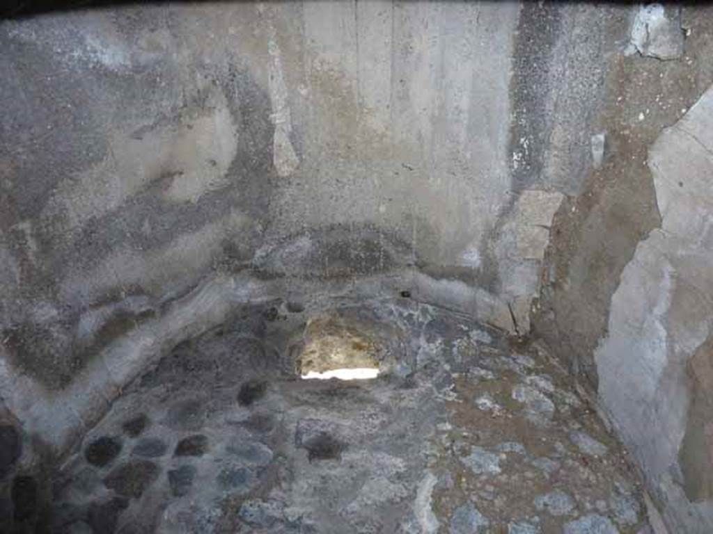 Pompeii Porta Nocera. Tomb 7OS. May 2010. Upper vaulted north wall with small window. 