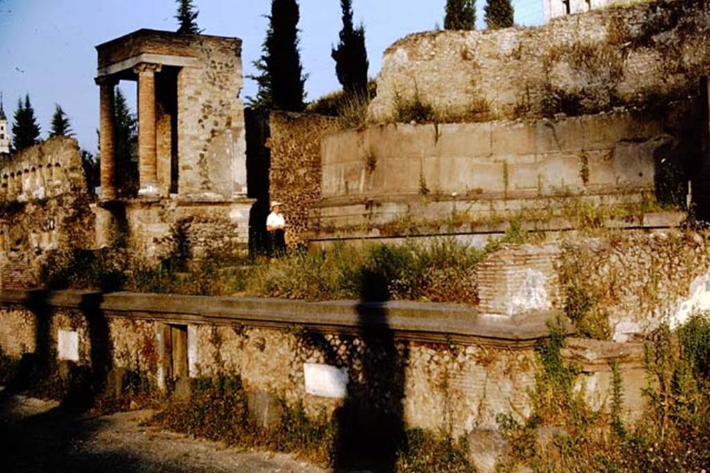 Pompeii Porta Nocera. 1964. Tombs 9OS and 11OS. Looking south-east at west side of tomb 9OS. Photo by Stanley A. Jashemski.
Source: The Wilhelmina and Stanley A. Jashemski archive in the University of Maryland Library, Special Collections (See collection page) and made available under the Creative Commons Attribution-Non-Commercial License v.4. See Licence and use details.
J64f1658
