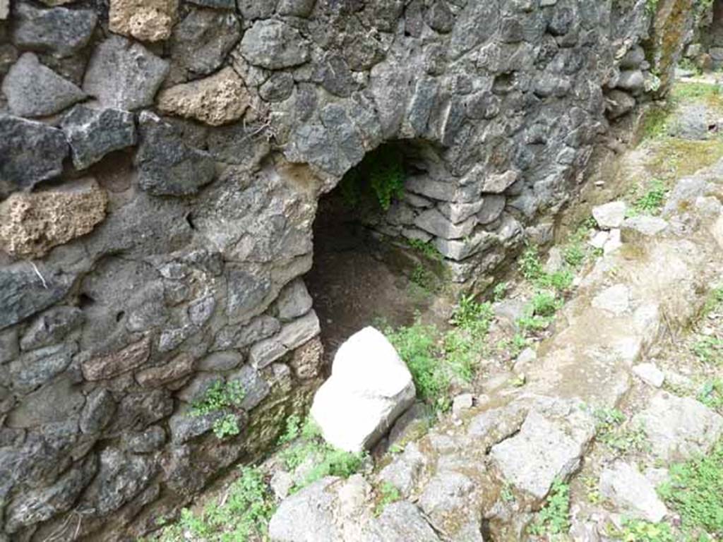 Pompeii Porta Nocera Tomb 19OS. May 2010.  Arched recess, in the south side at the rear.