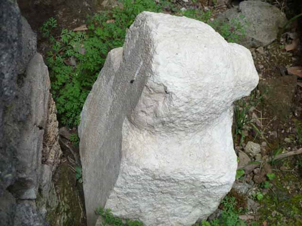 Pompeii Porta Nocera Tomb 19OS at the rear. Columella in white limestone in the shape of a cross.
See DAmbrosio, A. and De Caro, S., 1983. Un Impegno per Pompei: Fotopiano e documentazione della Necropoli di Porta Nocera. Milano: Touring Club Italiano. (19OS)
