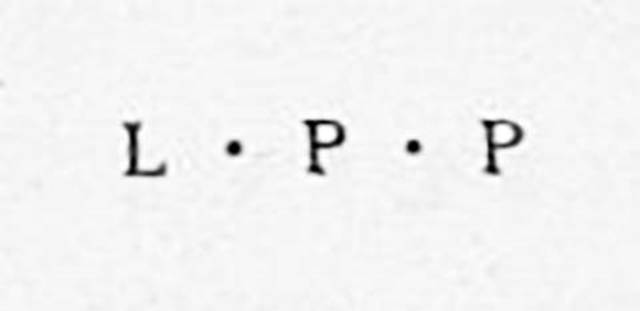 PM11 Pompeii. Marker of Sorrento/Tiburtino/Caserta stone with incised inscription LPP (Locorum publicorum persequendorum?) and painted in red.
Found in the Masseria d’Irace on 6th December 1766.

L(ocorum) p(ublicorum) p(ersequendorum)      [CIL X, 1057]

In CIL X p. 122 this is said to be of Sorrento stone.
On CIL X p. 967 it is described as Lapidi Tiburtino qui dicitur (pietra di Caserta).

