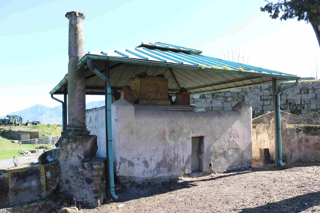 VGJ Pompeii. February 2020. Exterior west wall with doorway at rear. Photo courtesy of Aude Durand.