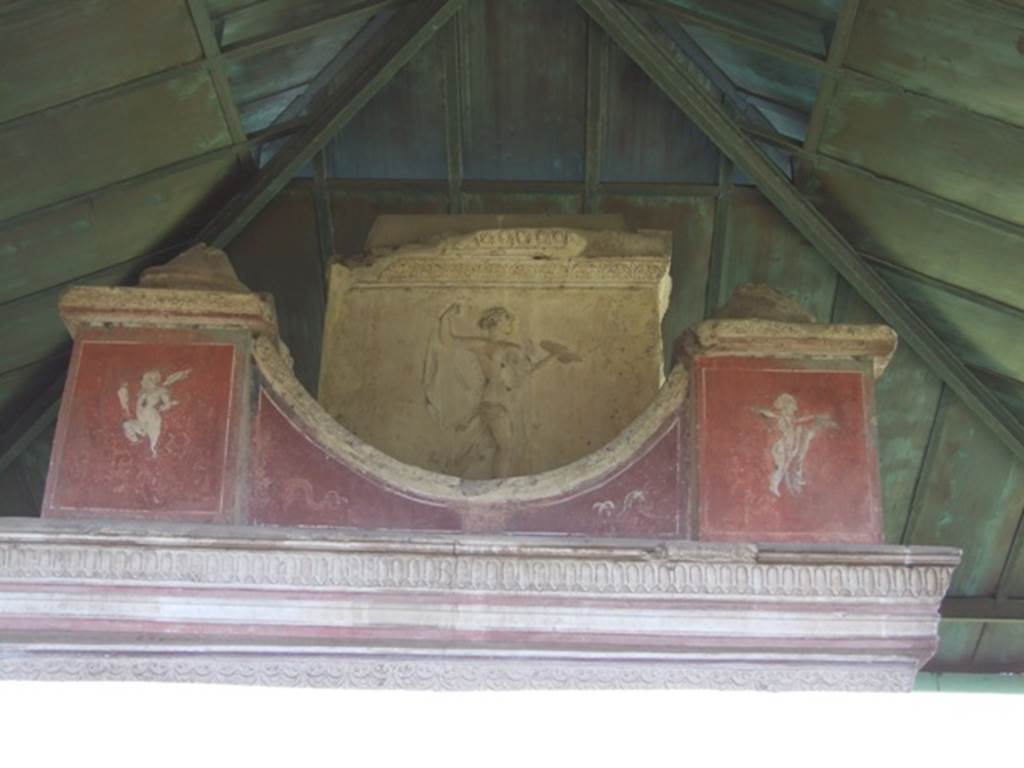 VGJ Pompeii. March 2009. South side of inner tomb with carved marble figure and paintings of cupids.