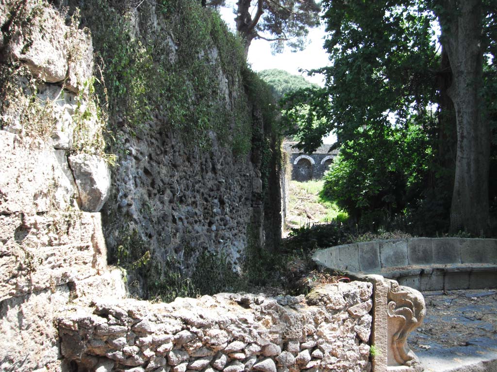 SGH Pompeii. May 2011. Tomb of M Tullius. Enclosure behind schola. Photo courtesy of Ivo van der Graaff.