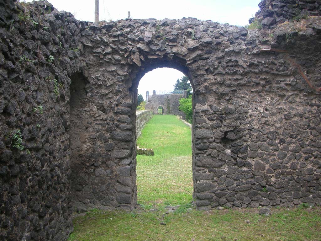 Tower X, Pompeii. May 2010. South-west corner of first floor. Photo courtesy of Ivo van der Graaff.