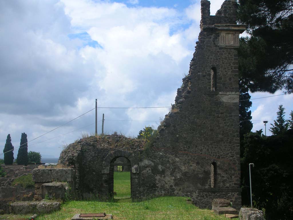 Tower X, Pompeii. May 2010. Looking west to east side of first floor from wall-walk. Photo courtesy of Ivo van der Graaff.