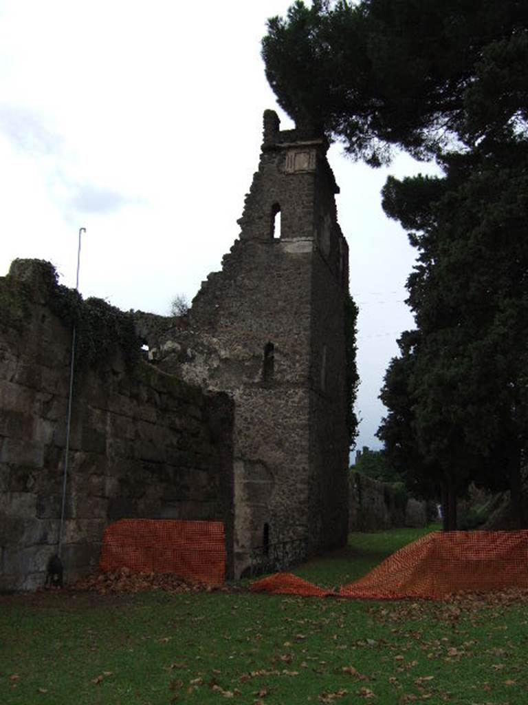 Tower X, Pompeii. December 2005. East side of the tower.