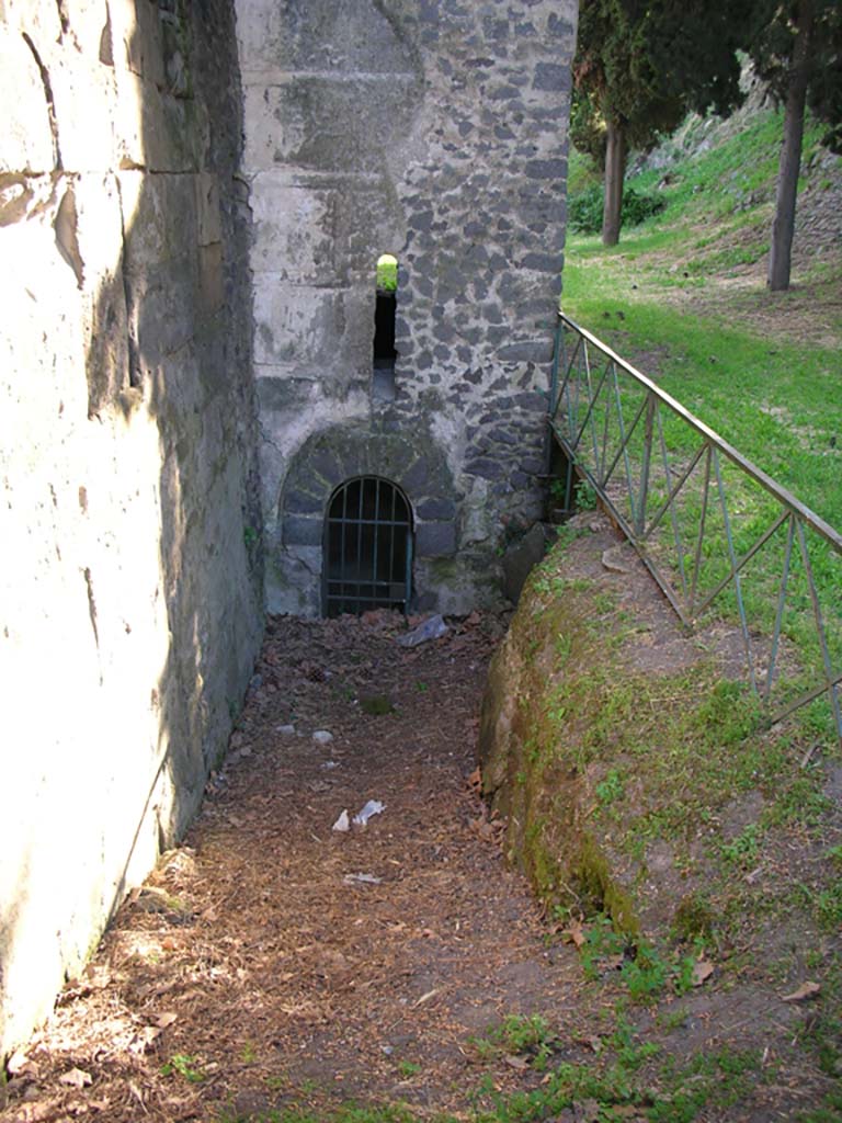 Tower X, Pompeii. May 2010. 
Lower east side with arched postern doorway with arrow slit window above. Photo courtesy of Ivo van der Graaff.
