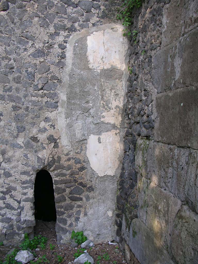 Tower X, Pompeii. May 2010. 
Exterior window on west side of lower floor. Photo courtesy of Ivo van der Graaff.
