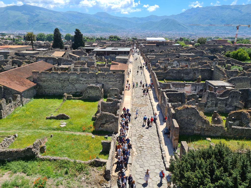 Tower XI, Pompeii. November 2023. Looking south along Via di Mercurio from middle floor room level. Photo courtesy of Klaus Heese.