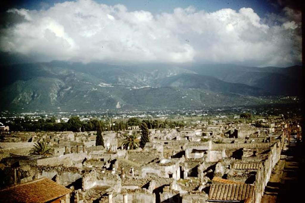 Via di Mercurio. 1959. Looking south from Tower XI. Photo by Stanley A. Jashemski.
Source: The Wilhelmina and Stanley A. Jashemski archive in the University of Maryland Library, Special Collections (See collection page) and made available under the Creative Commons Attribution-Non Commercial License v.4. See Licence and use details.
J59f0597
