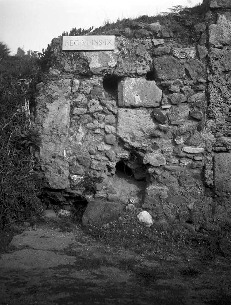 VI.9.1 Pompeii. W.651. Looking east at north-west corner of insula 9, near Tower XI.
Photo by Tatiana Warscher. Photo © Deutsches Archäologisches Institut, Abteilung Rom, Arkiv. 
