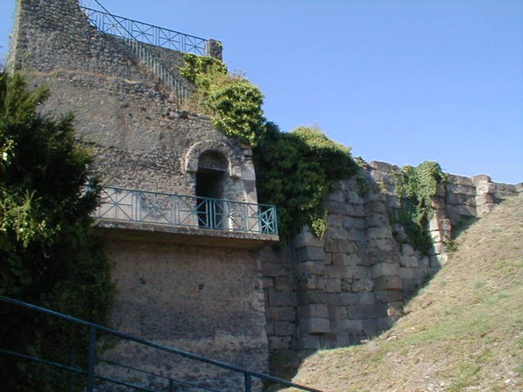 T11 Pompeii. Tower XI. September 2004. South side, and city walls on east side.