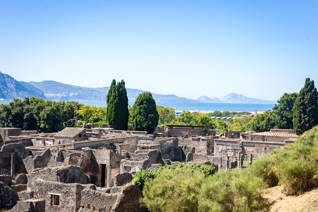 Tower XI, Pompeii. August 2023. Looking west from Tower XI towards Sorrentine peninsula and Capri. Photo courtesy of Johannes Eber.