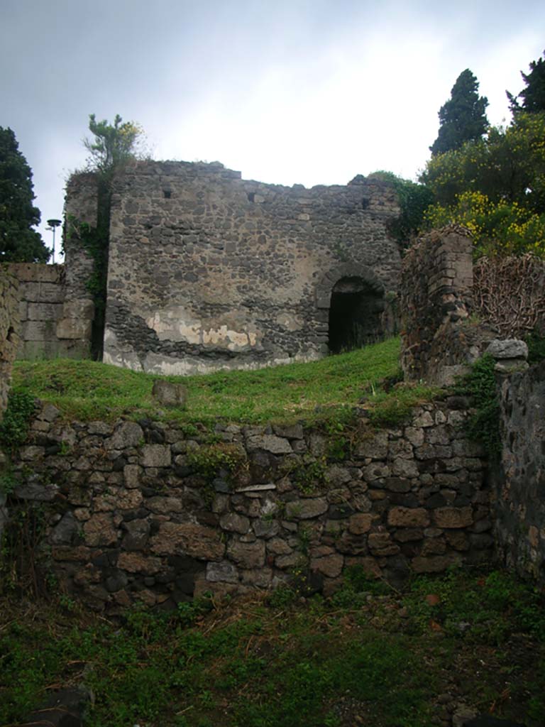 Tower XII, Pompeii. May 2010. Looking north from Vicolo di Modesto. Photo courtesy of Ivo van der Graaff.