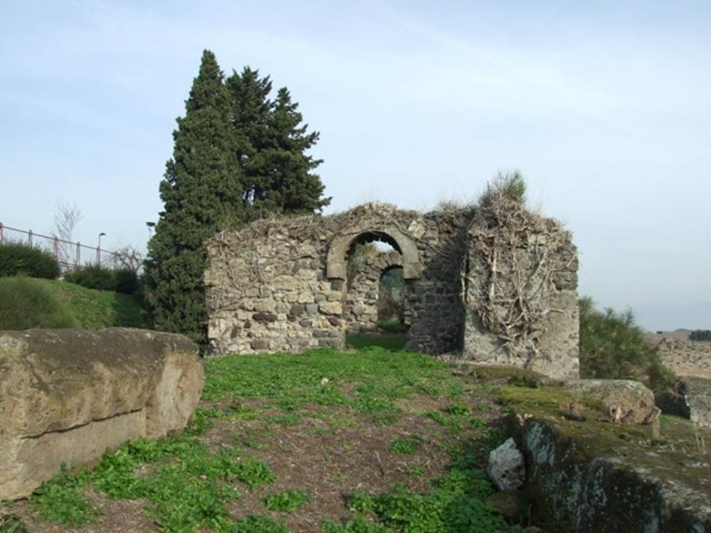 T12 Pompeii. December 2007. Tower XII western entrance, from top of walls. Looking east.