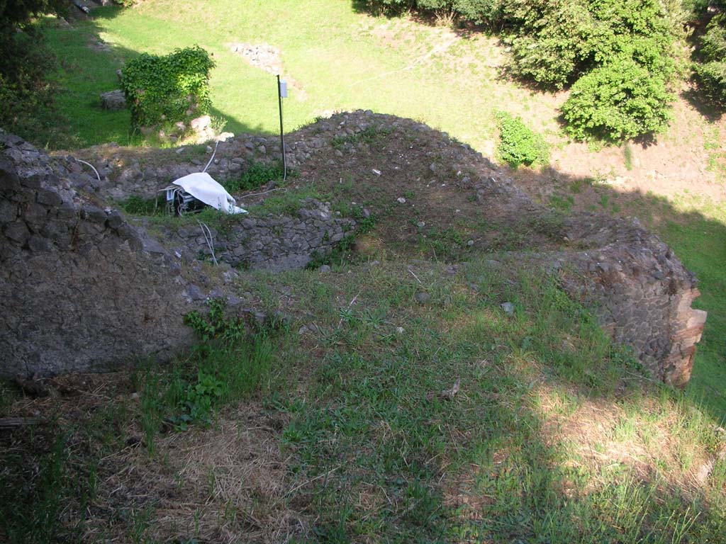 Tower III, Pompeii. May 2010. Looking towards east side from west side. Photo courtesy of Ivo van der Graaff.