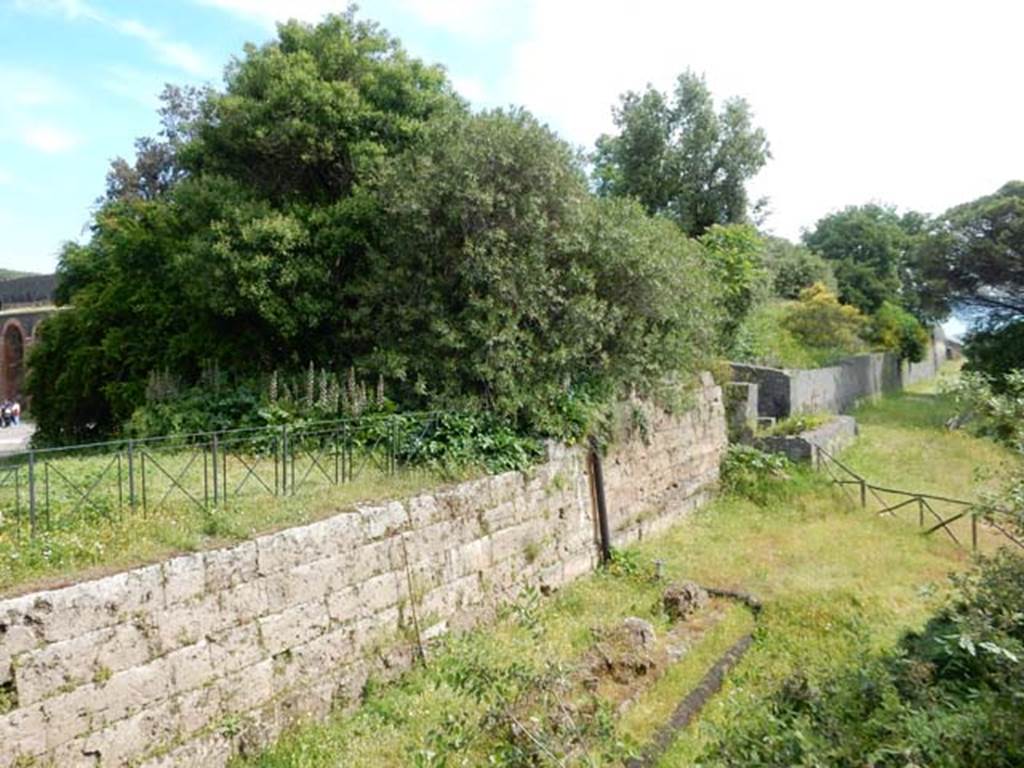 Tower IV, and city walls, Pompeii, May 2018. Looking east along city walls towards Tower IV.
Photo courtesy of Buzz Ferebee.

