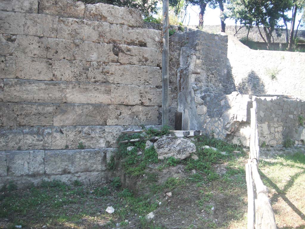 T4 Pompeii. Tower IV. June 2012. City walls on south side of Pompeii, with Tower IV on right. Photo courtesy of Ivo van der Graaff.