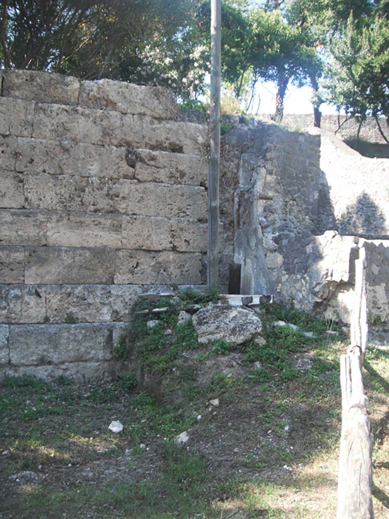 T4 Pompeii. Tower IV. June 2012. 
City walls on south side of Pompeii, with Tower IV on right. Photo courtesy of Ivo van der Graaff.
