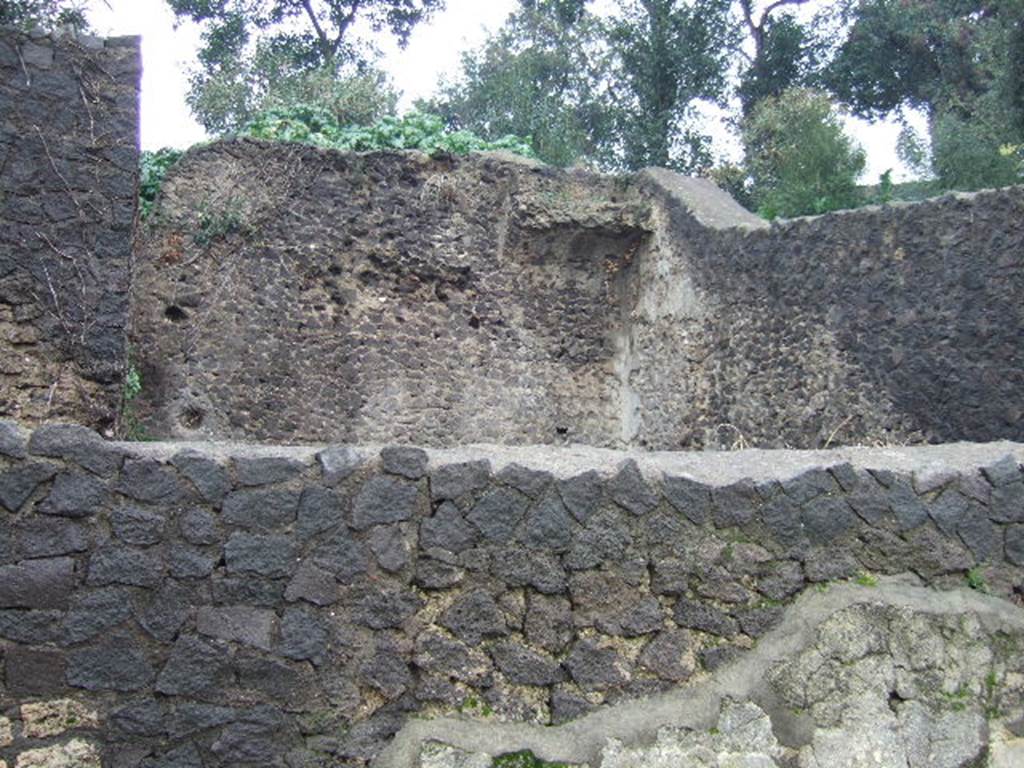 T4 Pompeii. Tower IV. December 2005. Looking across front wall to rear wall with remains of vaulted ceiling.