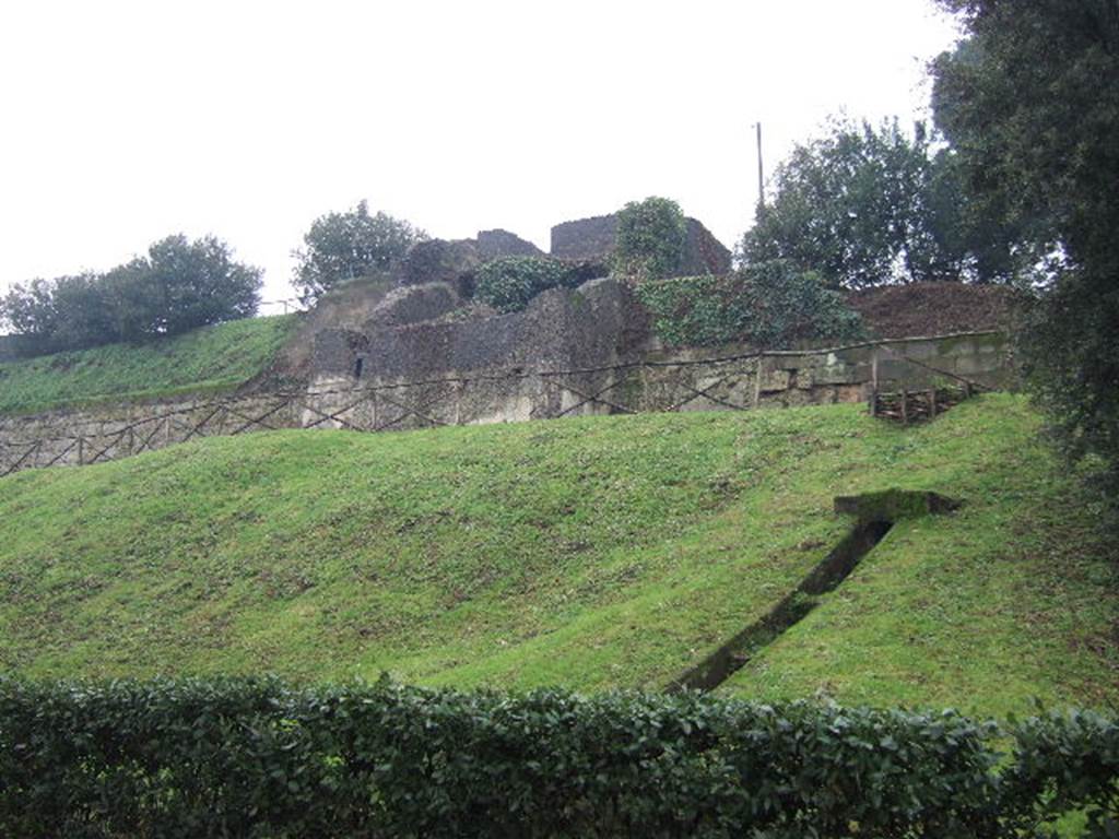 T6 Pompeii. Tower VI. December 2005. Looking south-west towards tower from outside the city walls.