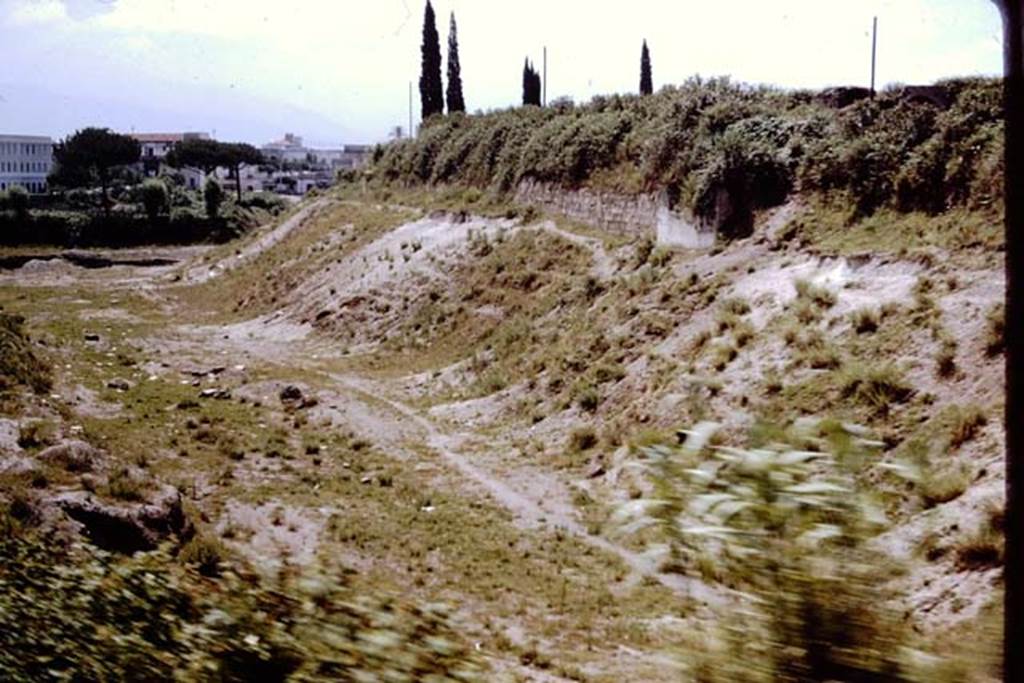 T6 Pompeii. Tower VI. 1964. The tower can be seen, right of centre, with the city walls.  Photo by Stanley A. Jashemski.
Source: The Wilhelmina and Stanley A. Jashemski archive in the University of Maryland Library, Special Collections (See collection page) and made available under the Creative Commons Attribution-Non Commercial License v.4. See Licence and use details.
J64f1131
