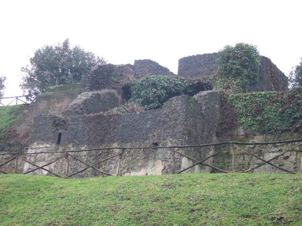 T6 Pompeii.  Tower VI.  December 2005.  East and north sides.