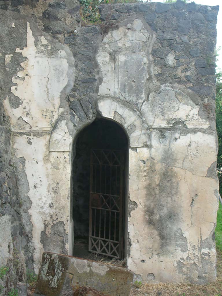 Tower VI, Pompeii. May 2010. Doorway in south side of Tower. Photo courtesy of Ivo van der Graaff.