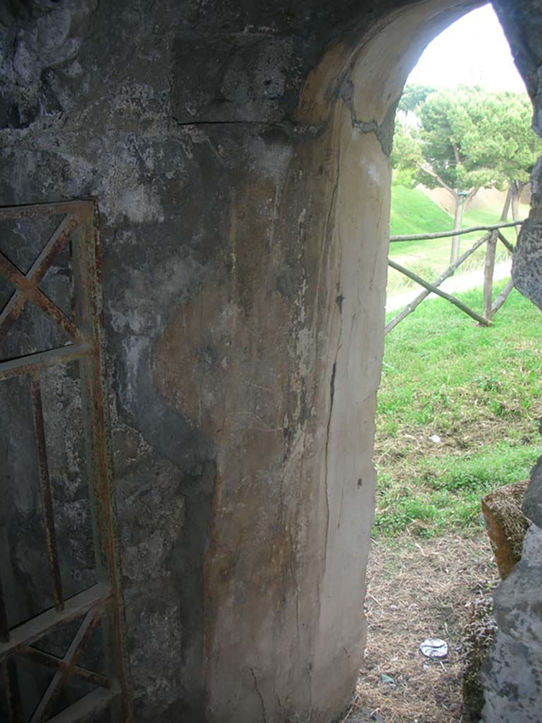 Tower VI, May 2010. Interior of east side of doorway. Photo courtesy of Ivo van der Graaff.

