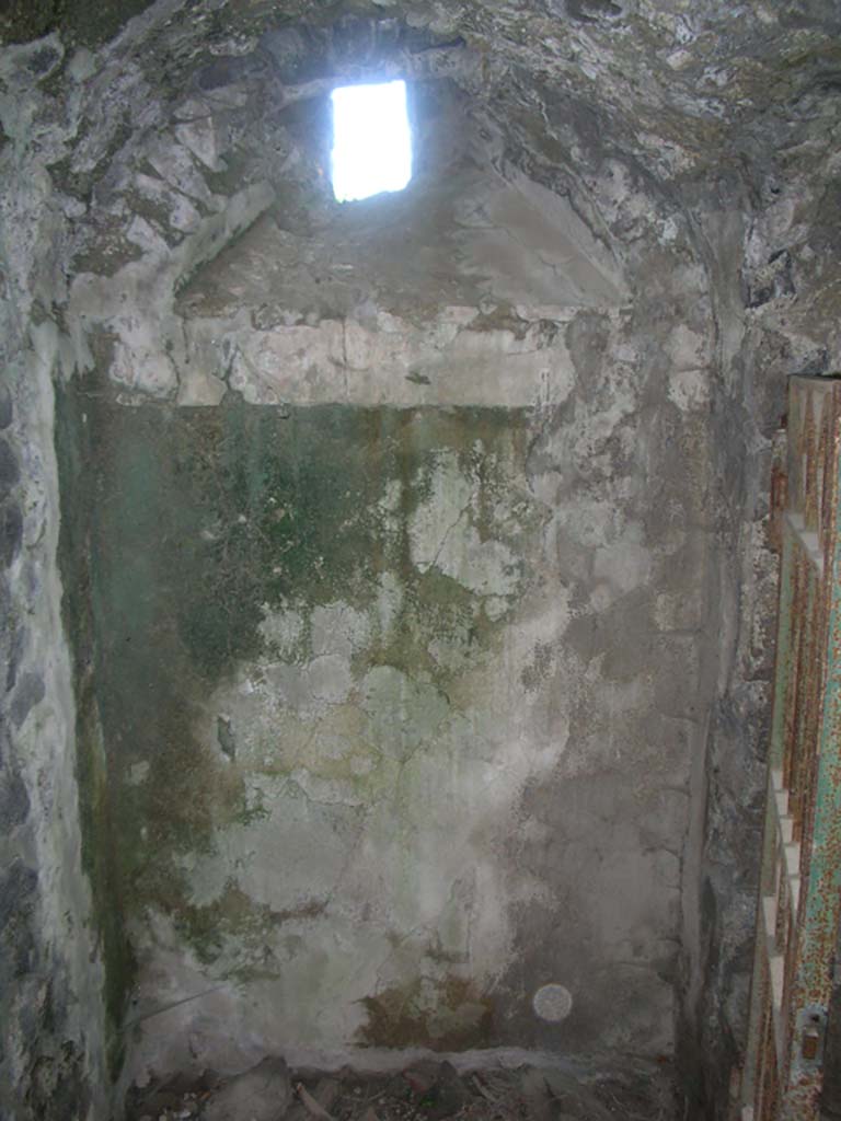 Tower VI, May 2010. East wall near doorway. Photo courtesy of Ivo van der Graaff.