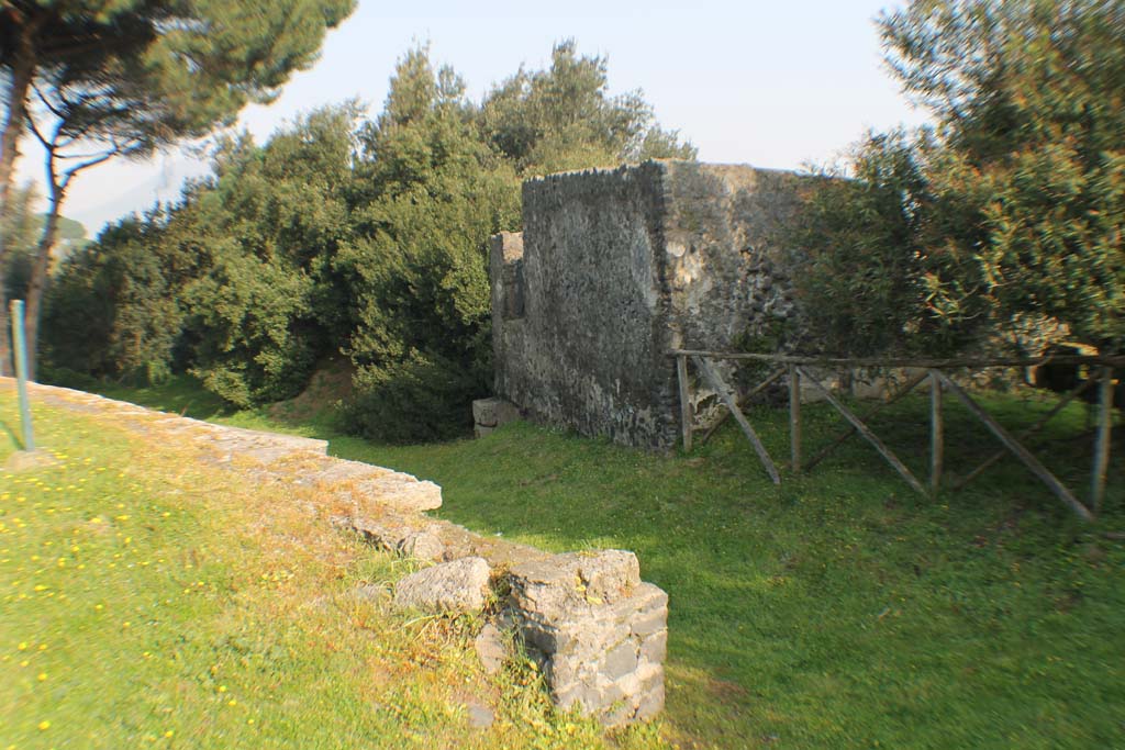 T6 Pompeii. Tower VI. March 2014. Upper area of amphitheatre at north end, with rear of Tower VI in centre. 
Foto Annette Haug, ERC Grant 681269 DÉCOR.


