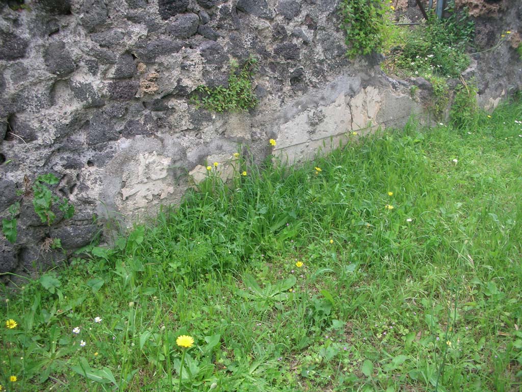 Tower VI, Pompeii. May 2010. Remaining white painted plaster on upper south side. Photo courtesy of Ivo van der Graaff.