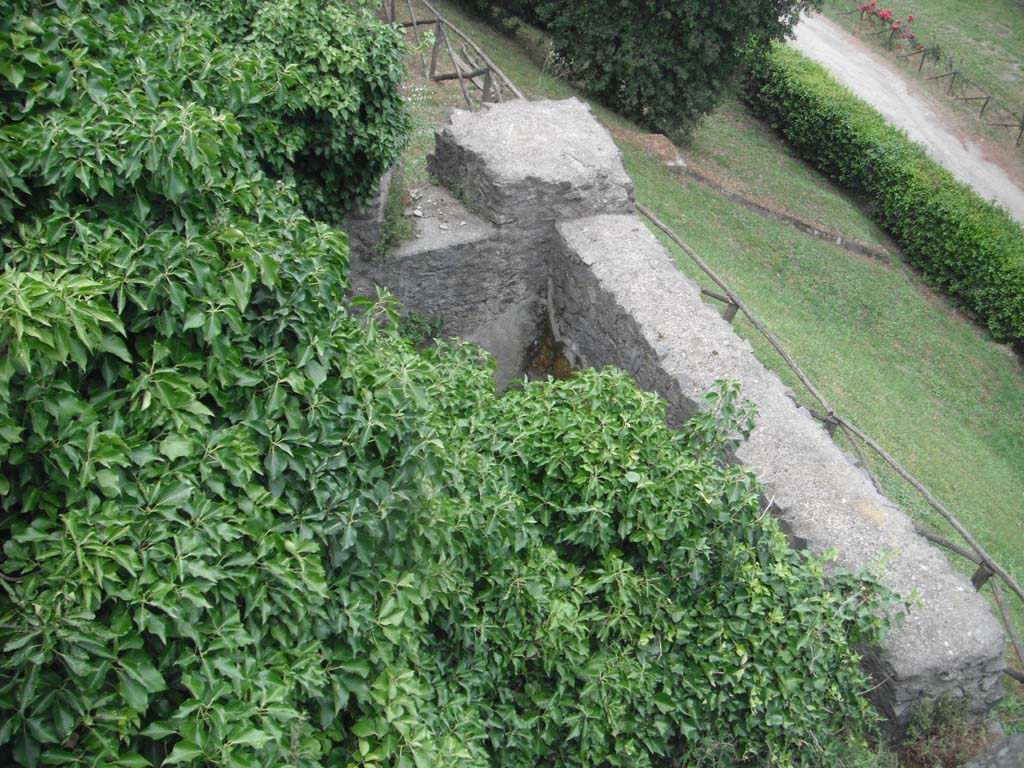 Tower VI, Pompeii. May 2011. Looking north-east towards “arrow slit” window in north wall. Photo courtesy of Ivo van der Graaff.