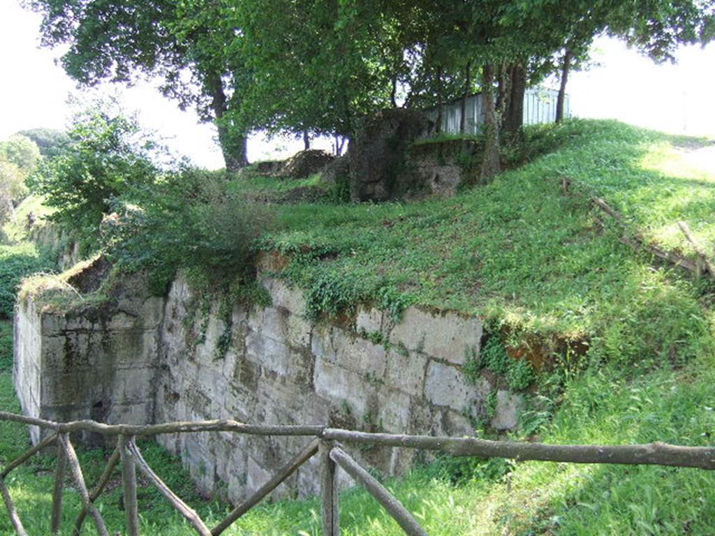 T8 Pompeii. Tower VIII. May 2006. Looking east along city wall towards tower.