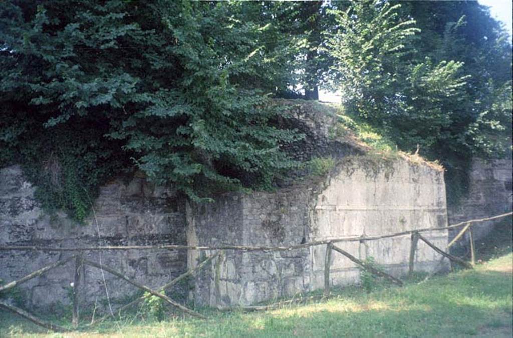 T8 Pompeii. Tower VIII. July 2011. East and north walls of tower. Photo courtesy of Rick Bauer.
According to Van der Graaf –
“Anne Laidlaw has highlighted how the embellishments on the towers included a formulaic First Style white decorative scheme featuring an elevated socle, imitation ashlar blocks, and a Doric frieze.” (See Note 75). 
“It differs slightly from the traditional scheme because the imitative orthostats above the socle are absent. There are also a few modest variations, such as the slightly lower socle on Tower VIII, but these are noticeable only up close.”
See Van der Graaf, I. (2018). The Fortifications of Pompeii and Ancient Italy. Routledge, (p.95).
