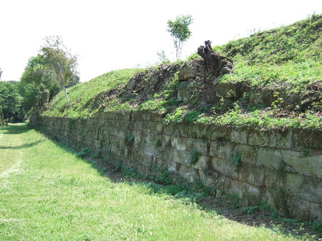 Pompeii walls near Tower VIII. May 2006. Looking east.