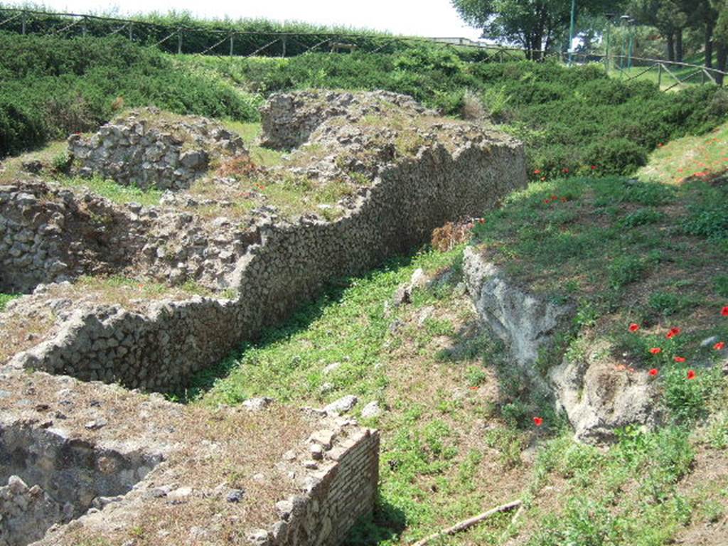 Tower IX, Pompeii. May 2006. Looking west from east end of site.