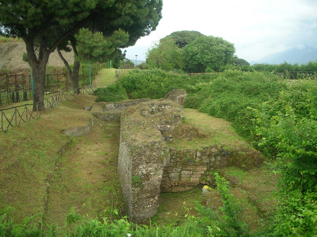 Tower IX, Pompeii. May 2010. Looking east across site. Photo courtesy of Ivo van der Graaff.