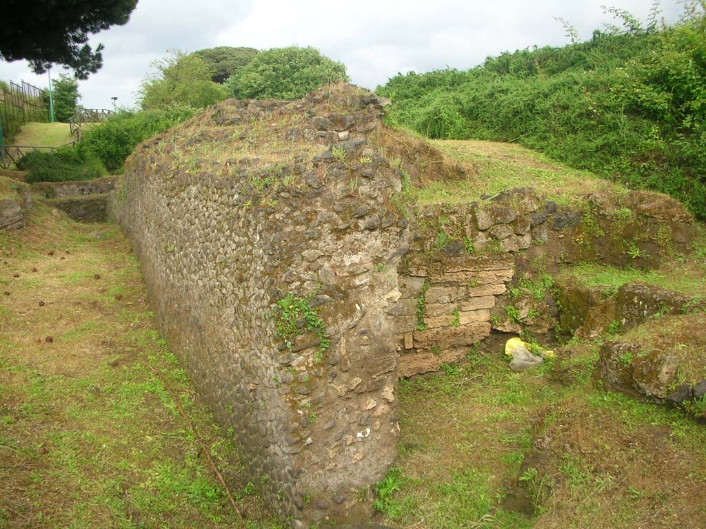 Tower IX, Pompeii. May 2010. Looking east along north side, from west end. Photo courtesy of Ivo van der Graaff.